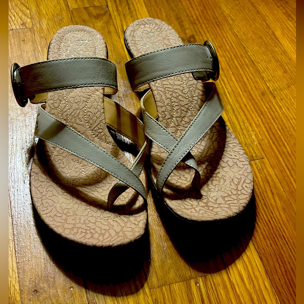 LIKE NEW Leather upper..